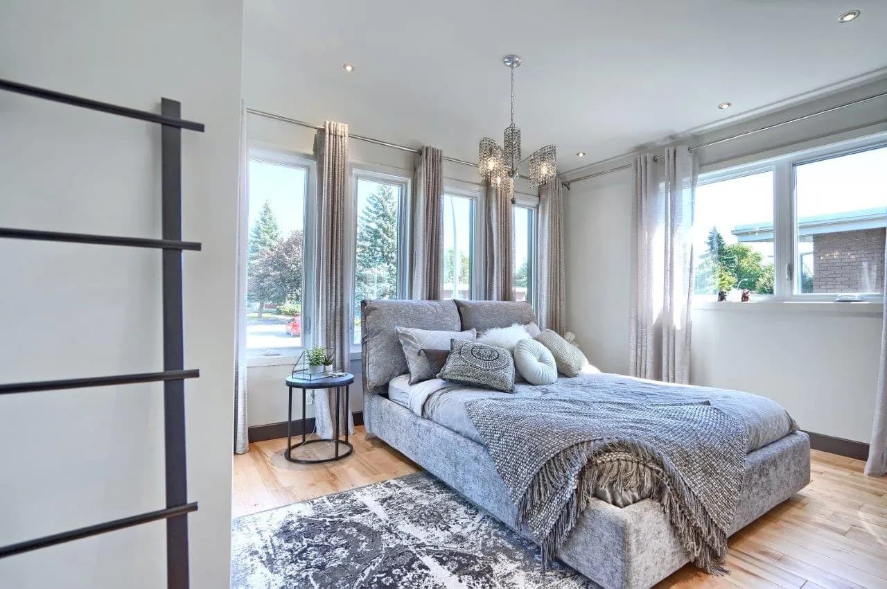 Chambre avant avec ses nouvelles fenêtres, beaucoup plus lumineuse