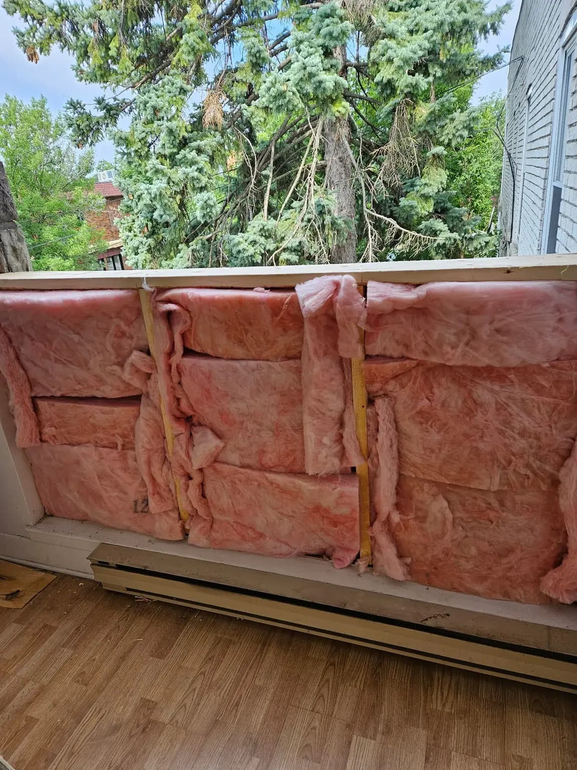 Le mur ouvert pendant les travaux, isolation et structure à nu