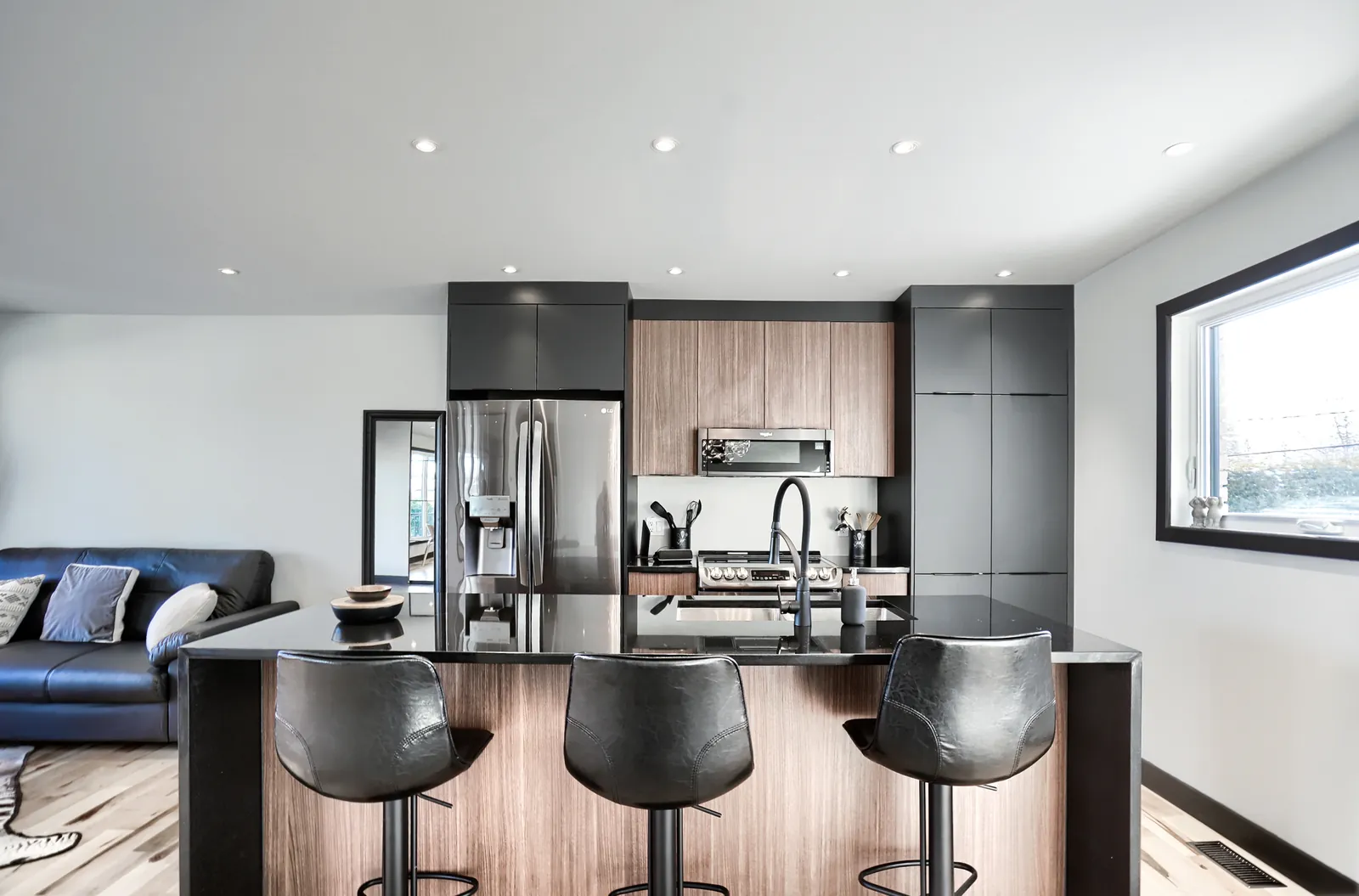 Entrée et salon avec porte neuve et fenêtres pleine hauteur