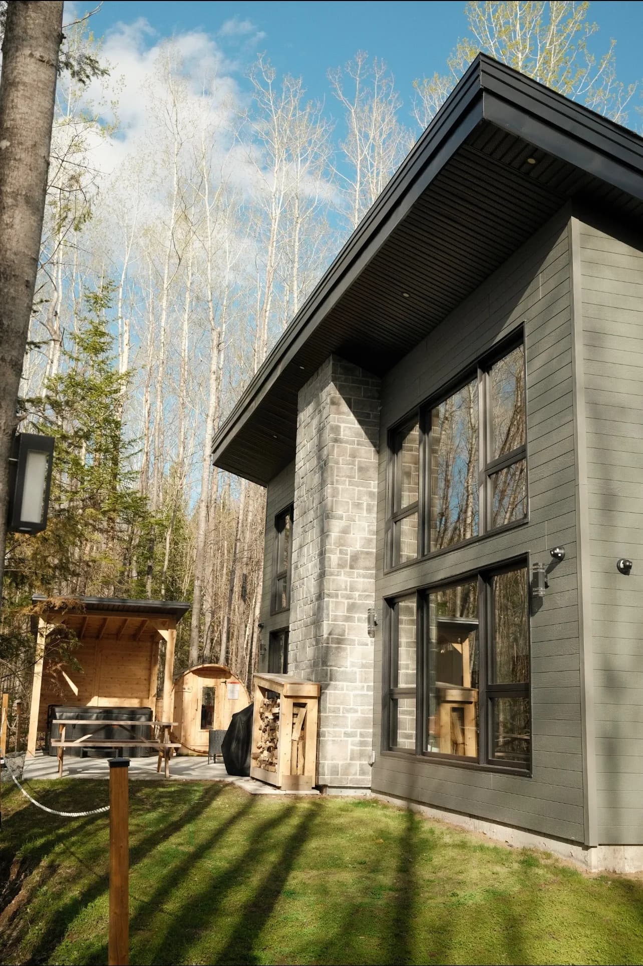 Le Suédois, chalet à cadre noir en forêt à Saint-Alexis-des-Monts, un projet Renoconnect