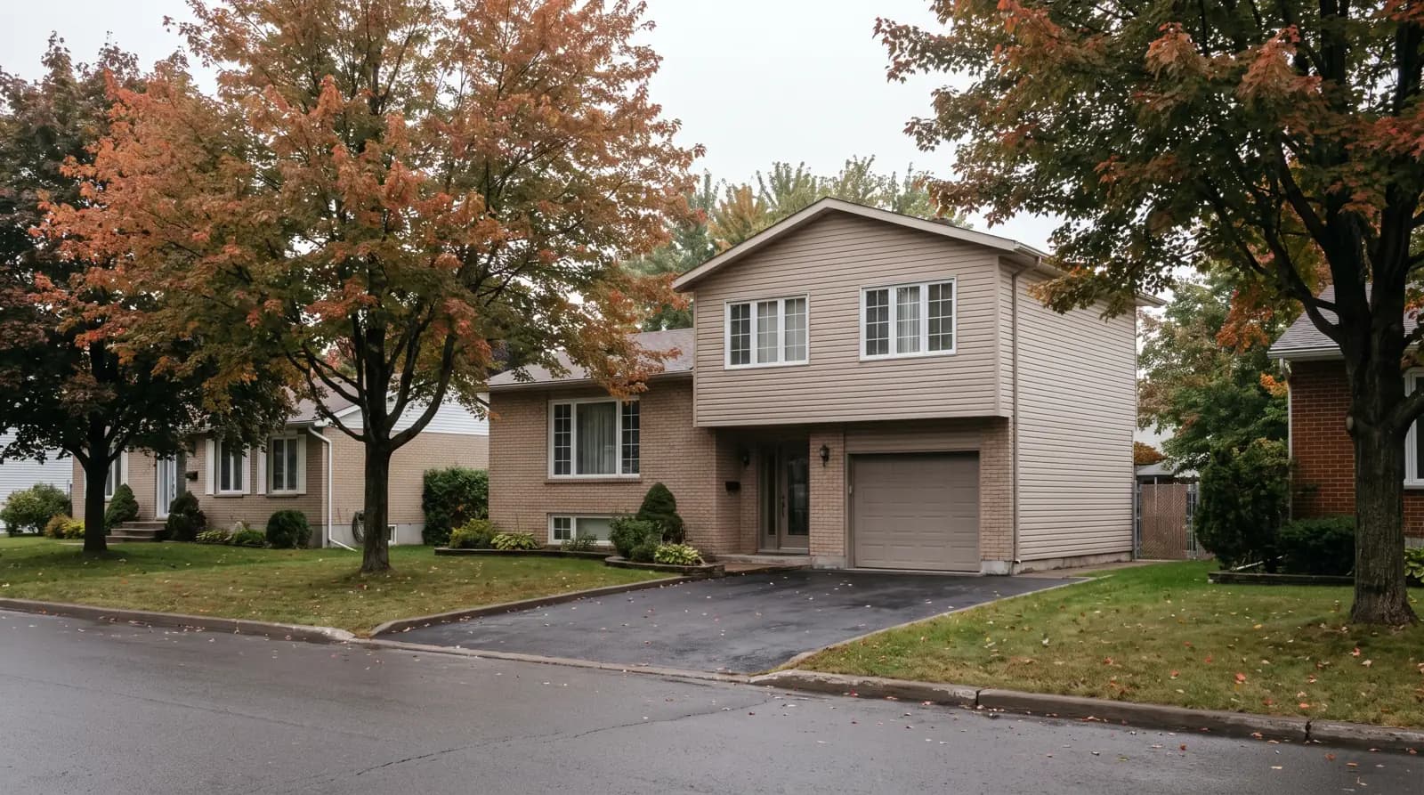 Maison à paliers des années 1980 dans une rue résidentielle de la Rive-Nord, à l’automne